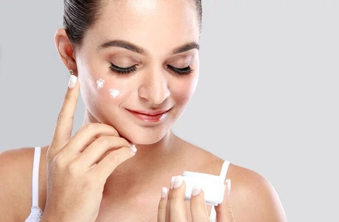 Antes de usar el masajeador, aplica crema en tu cara. 