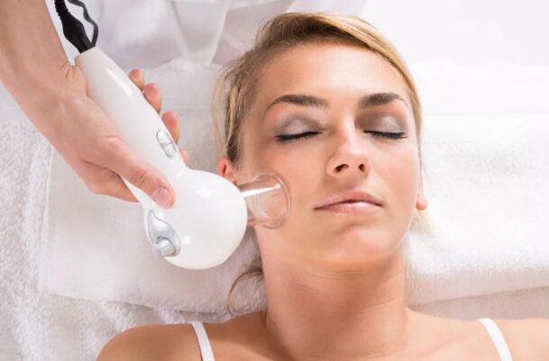 Un procedimiento de masaje al vacío ayudará a limpiar la piel del rostro y suavizar las arrugas. 