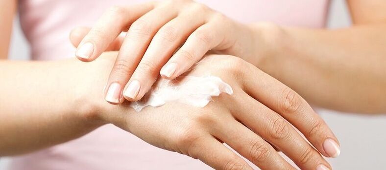 aplicar crema en la piel de las manos
