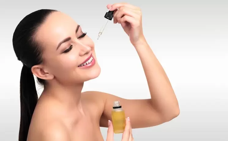 mujer aplicando suero en la cara